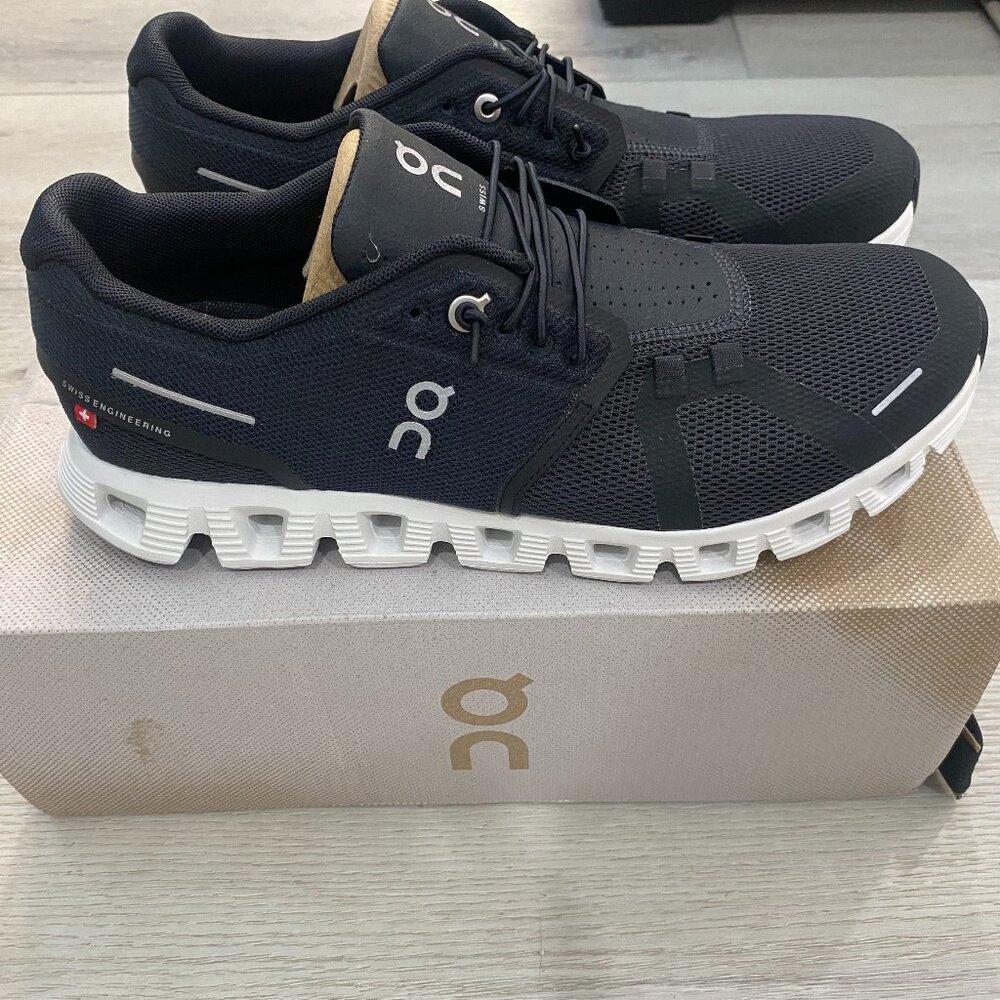 On Cloud 5 Men's 8.5 Running Shoes (new in box)